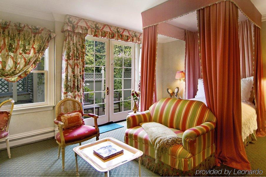 At Depot Hill Inn 4*